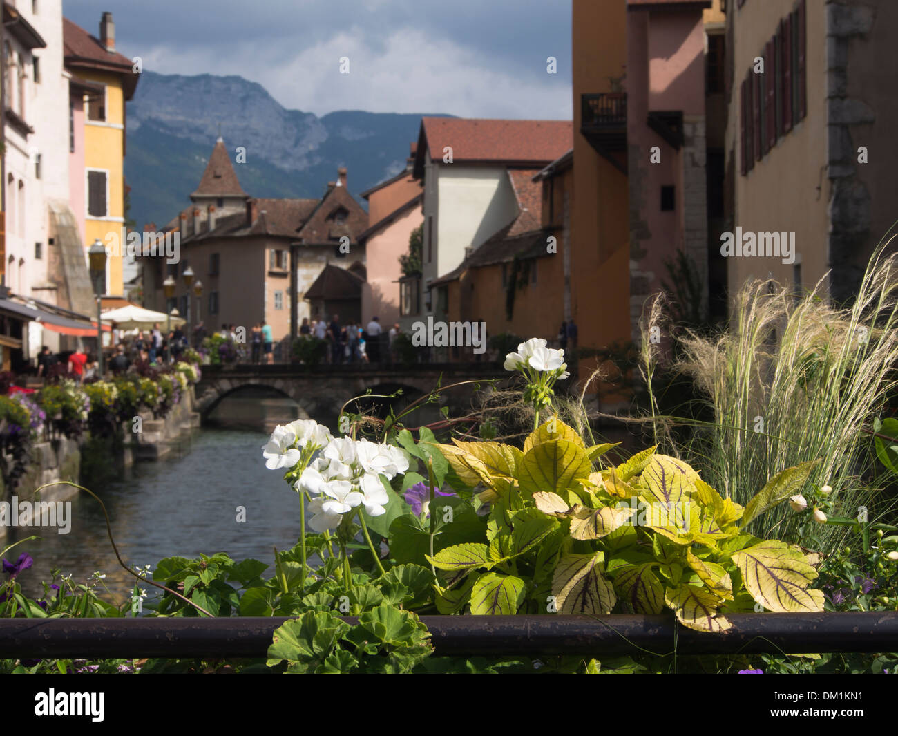 La città vecchia di Annecy Francia, una miscela di vecchie case pittoresche, canali, ristoranti, ponti e fiori in estate Foto Stock