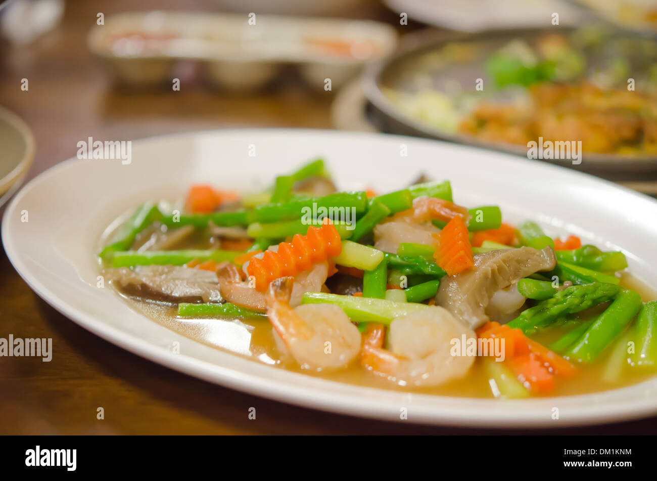 Close up stir gamberi fritti con un mix di verdure sul piatto Foto Stock