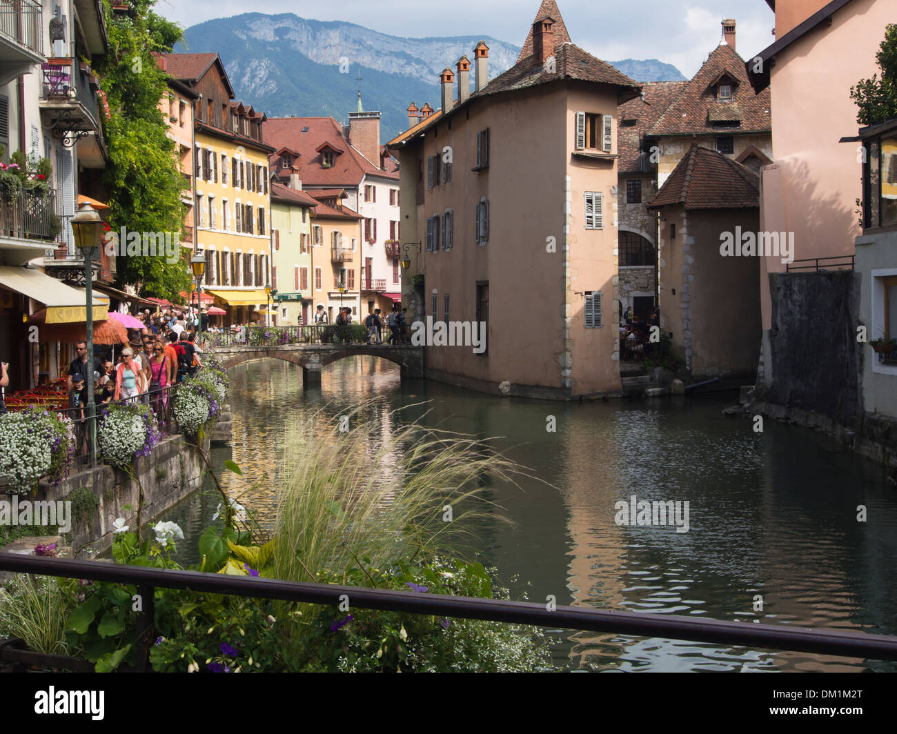 La città vecchia di Annecy Francia, una miscela di vecchie case pittoresche, canali, ristoranti, ponti e fiori in estate Foto Stock