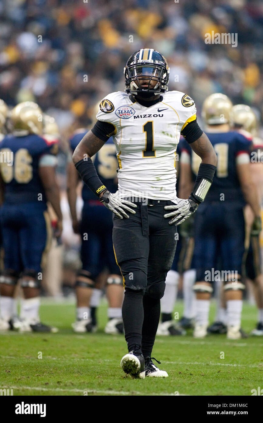 Dic. 31, 2009 - Houston, Texas, Stati Uniti d'America - 31 dicembre 2009; Missouri defensive back Kip Edwards guarda al quadro di valutazione durante un quarto trimestre timeout del Texas ciotola tra il Missouri Tigers e gli Stati Uniti Accademia navale aspiranti guardiamarina giocato al Reliant Stadium di Houston, Texas; Navy ha vinto il gioco 35-13. (Credito Immagine: © Adrian Gauthier/Southcreek globale/ZUMApress.com) Foto Stock