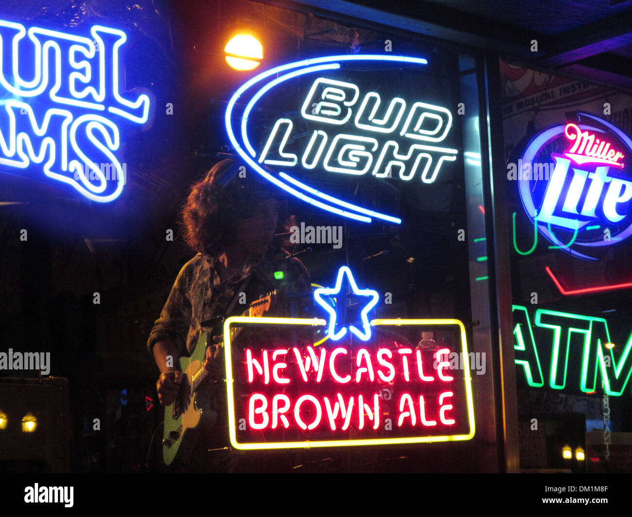 Honky Tonk bar e club di Broadway di linea nel centro cittadino di Nashville Tennessee Foto Stock