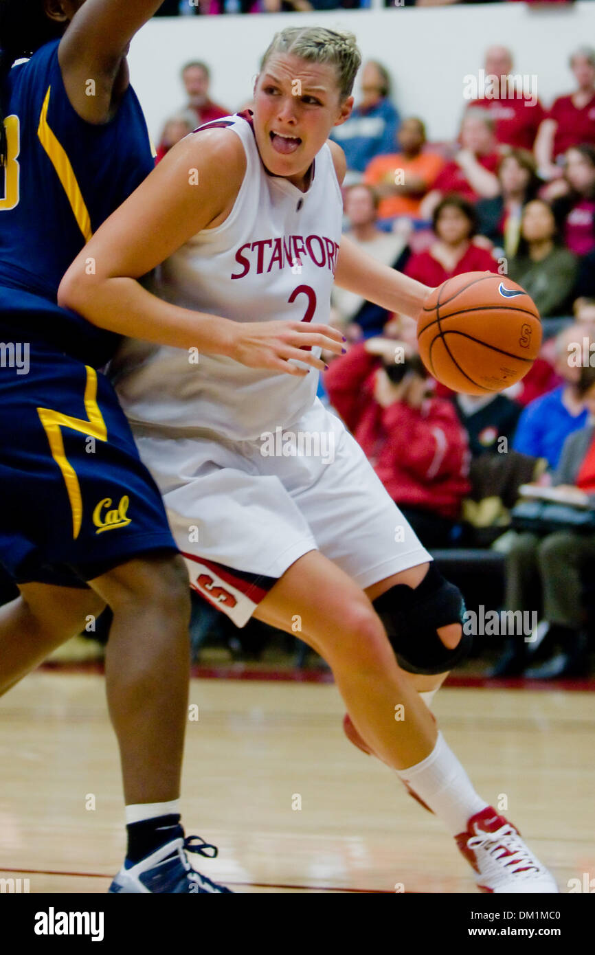 Stanford center Jayne Appel (2) di Pleasant Hill, California contro il centro della California Talia Caldwell (33) di Los Angeles durante l'azione di gioco presso il padiglione di aceri, a Stanford in California il sabato, 2 gennaio 2010. La California Golden Bears perso contro la Stanford Cardinali 79 a 58. (Credito Immagine: © Konsta Goumenidis/Southcreek globale/ZUMApress.com) Foto Stock