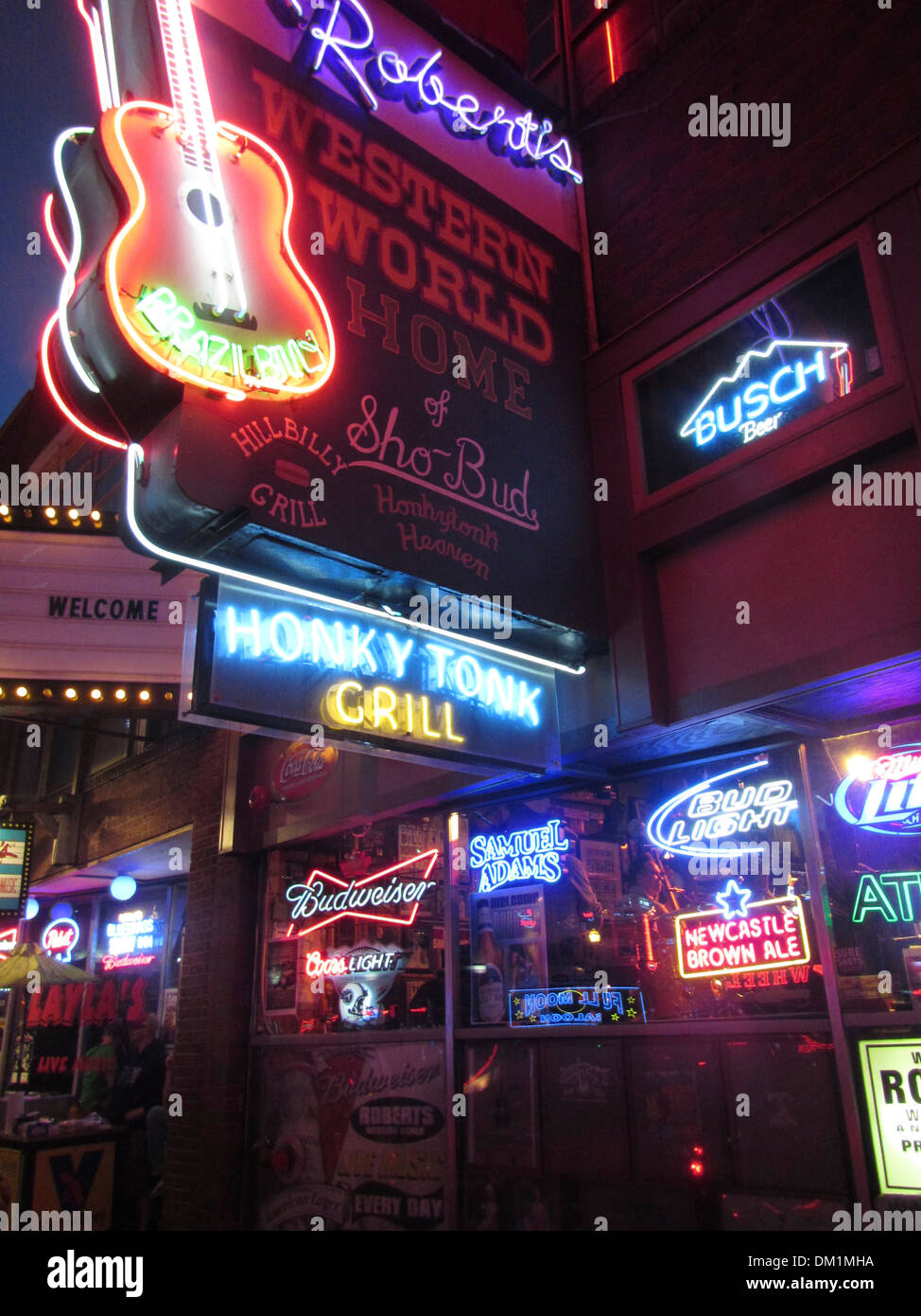 Esterno del Honky Tonk bar, salotti e i club e le loro insegne al neon su Broadway in downtown Nashville Tennessee. Foto Stock
