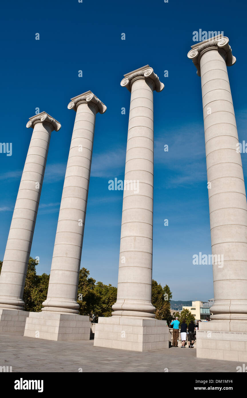 Quattro colonne a Plaza de las Cascadas, monumento nazionale per il catalano patrioti, Montjuic Barcellona, in Catalogna, Spagna Foto Stock
