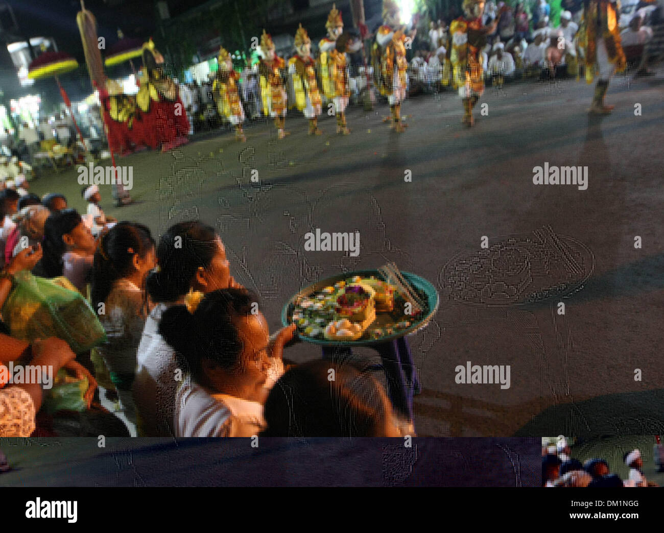 Kuta Bali, Indonesia. Undicesimo Dec, 2013. Ngilab è una danza sacra che è detto per proteggere una comunità da energia negativa. Mentre le sue origini rimangono poco chiare, è stato eseguito a Bali per un lungo periodo di tempo. Ngilab è eseguito almeno una volta ogni cinque anni, e di solito avviene in corrispondenza di incroci stradali, che si ritiene essere il gateway per un'altra vita. © Afriadi Hikmal/ZUMA filo/ZUMAPRESS.com/Alamy Live News Foto Stock