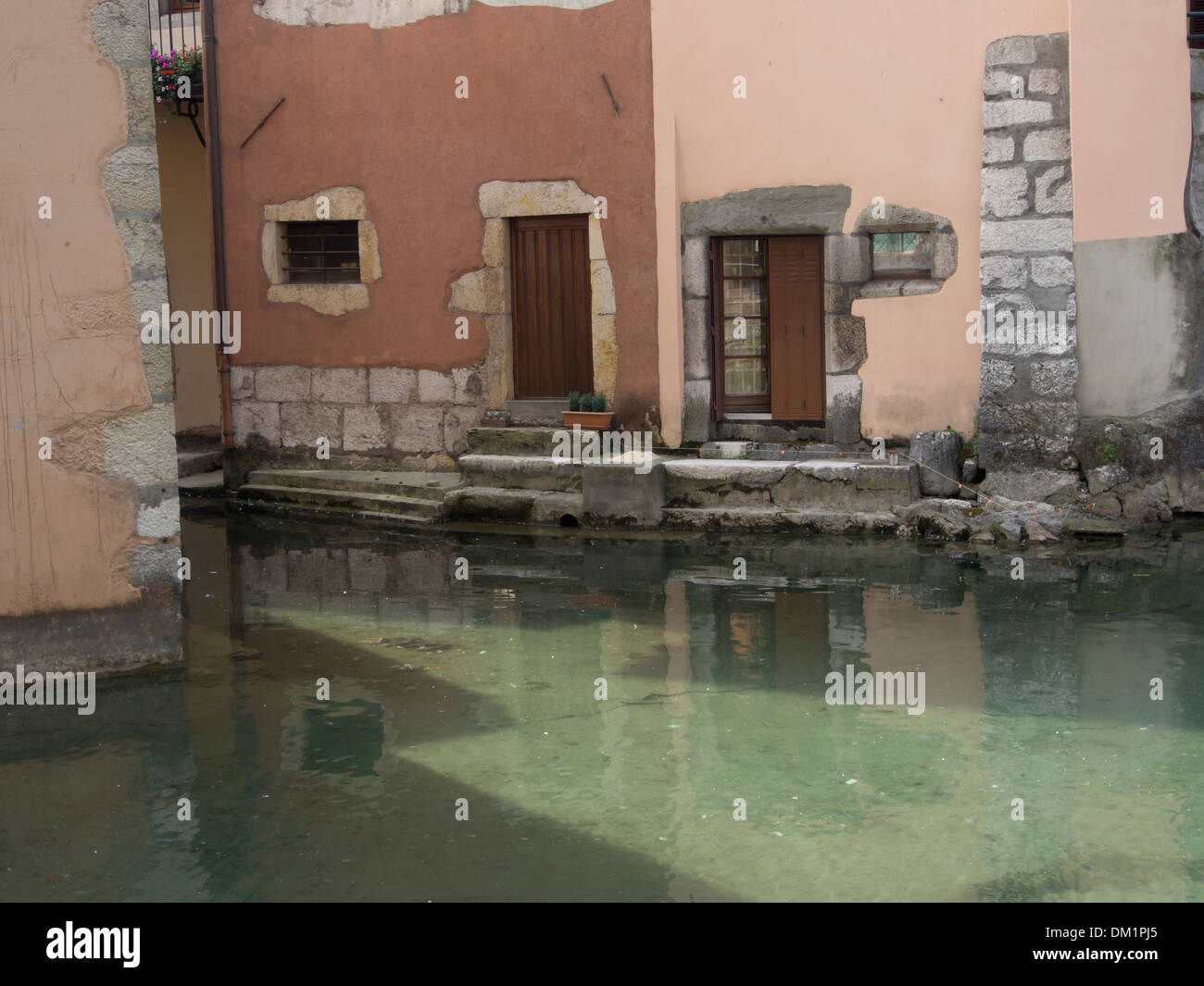 I dettagli di vecchie case tradizionali in colori pastello e il canale / fiume nella vecchia Annecy Francia Foto Stock