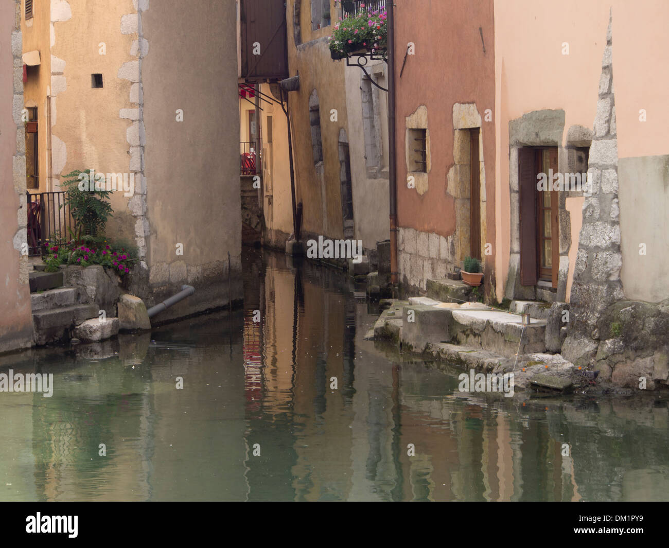 I dettagli di vecchie case tradizionali in colori pastello e il canale / fiume nella vecchia Annecy Francia Foto Stock