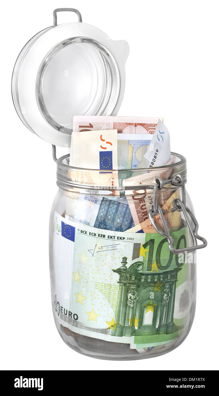 Le banconote in euro in vaso come conserva isolati su sfondo bianco Foto Stock