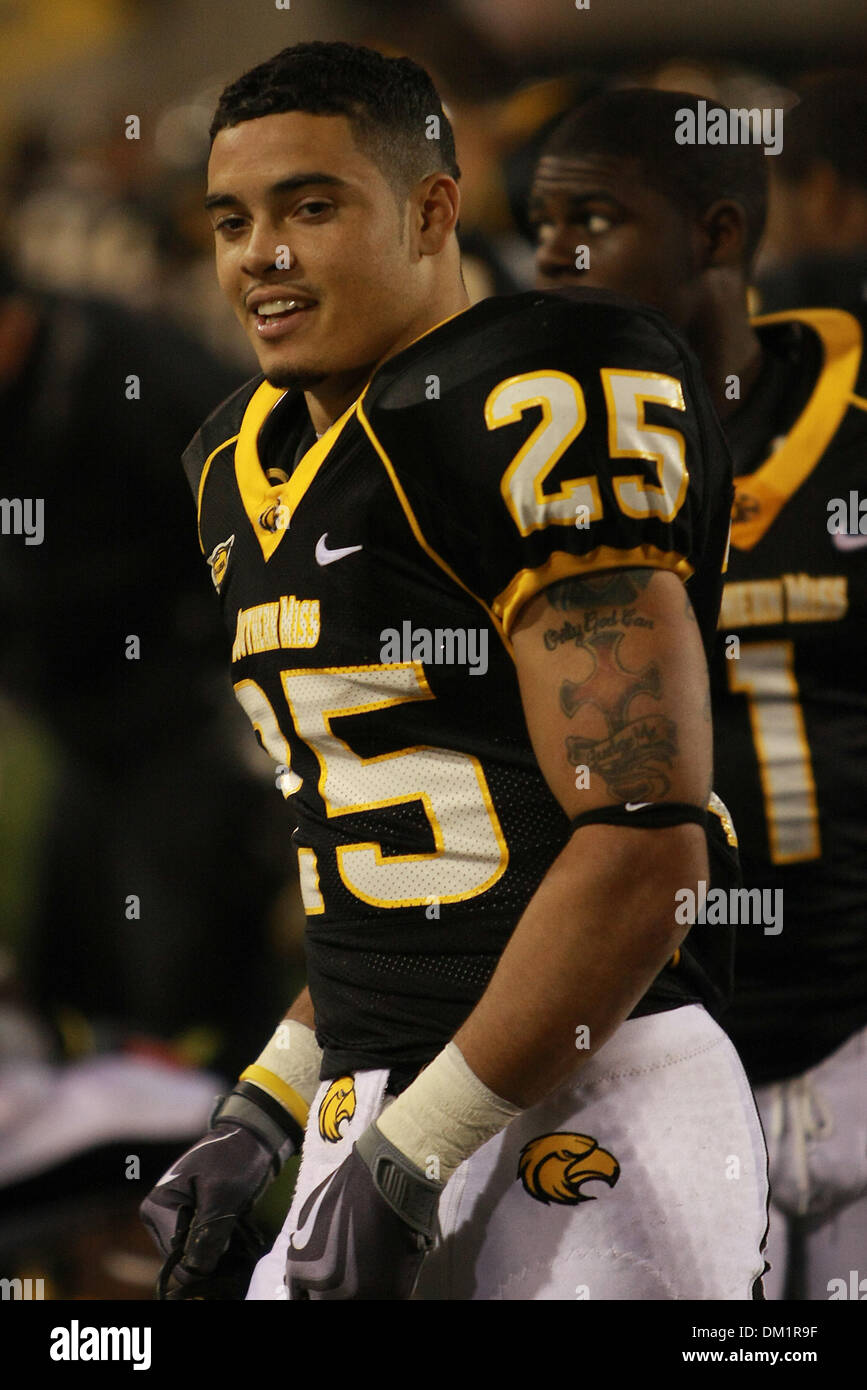 Southern Miss running back Damion Fletcher (25) orologi la difesa dal margine durante il gioco tra la Conferenza usa i nemici di Tulsa e Miss meridionale, giocato al ''La Roccia" in Hattiesburg Mississippi. Southern Miss ha vinto il gioco 44-34. (Credito Immagine: © Collin Hays Southcreek/Global/ZUMApress.com) Foto Stock