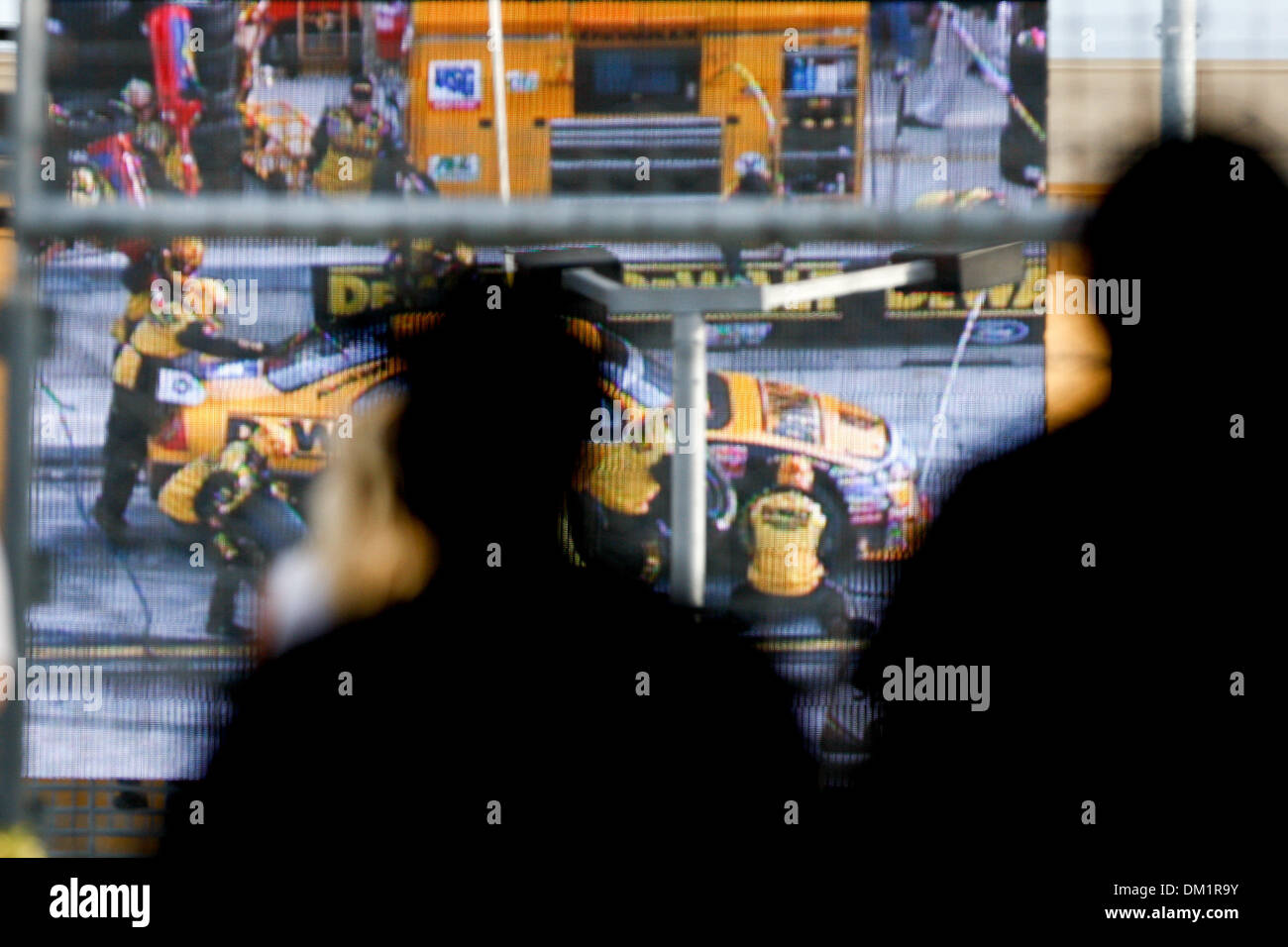 Tifosi guardare sul grande schermo come Sprint Cup driver Matt Kenseth pit stop durante la Domenica della Ford 400 a Homestead Miami Speedway a Homestead, Florida. (Credito Immagine: © Ben Hicks/Southcreek globale/ZUMApress.com) Foto Stock