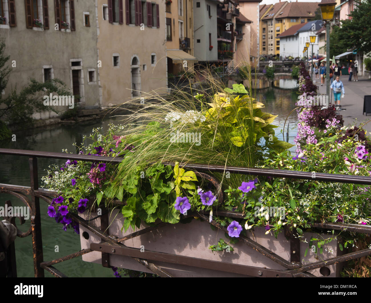 La città vecchia di Annecy Francia, una miscela di vecchie case pittoresche, canali, ponti e fiori in estate Foto Stock