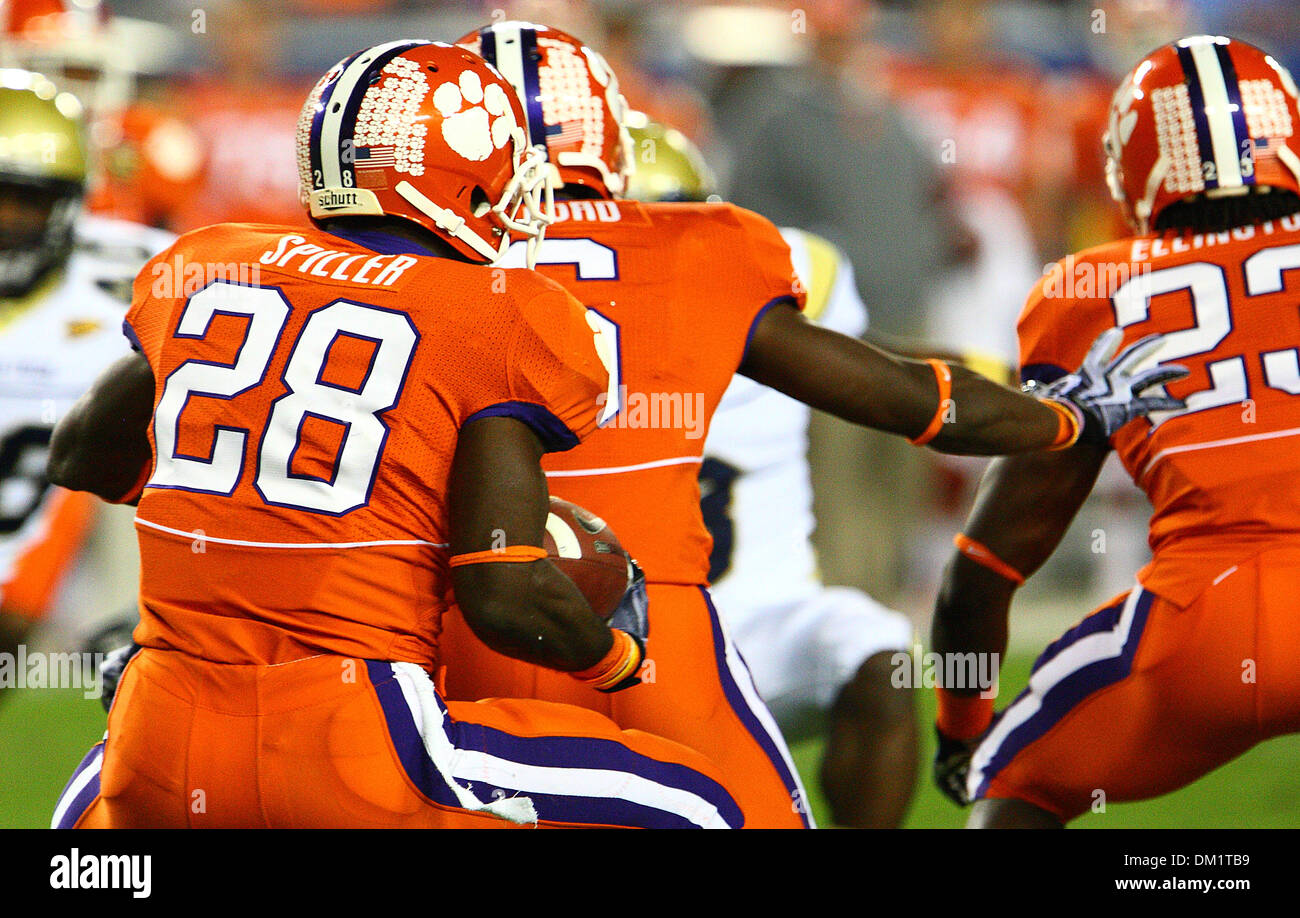 Clemson running back C.J. Spiller #28 restituisce un calcio di inizio durante la prima metà del Dr Pepper Atlantic Coast Conference Football Campionato di gioco tra la Georgia Tech giacche gialle e la Clemson Tigers essendo giocato al Raymond James Stadium di Tampa, FL. (Credito Immagine: © Chris Grosser/Southcreek globale/ZUMApress.com) Foto Stock