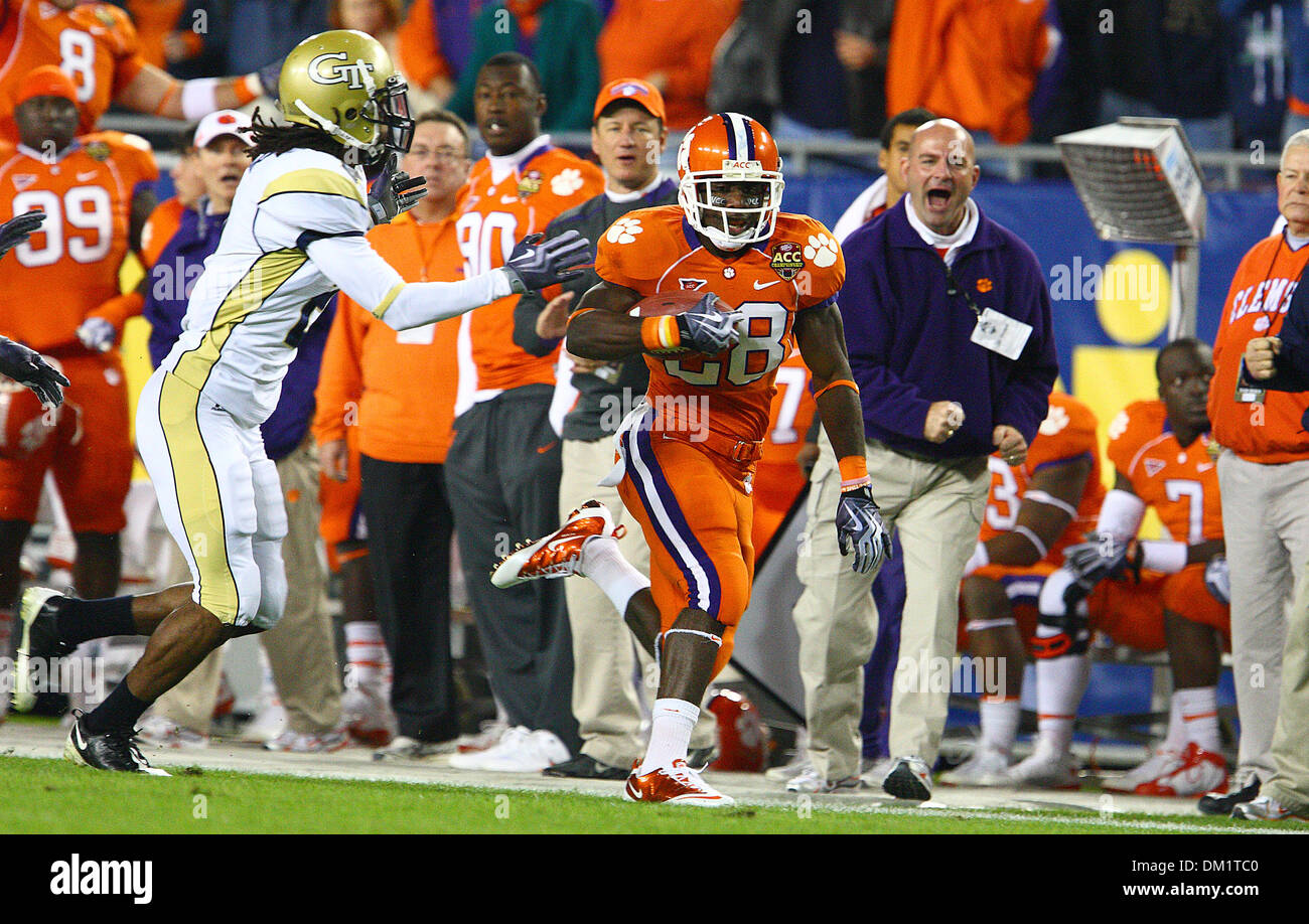 Clemson running back C.J. Spiller #28 corre verso il basso il margine per un touchdown durante la prima metà del Dr Pepper Atlantic Coast Conference Football Campionato di gioco tra la Georgia Tech giacche gialle e la Clemson Tigers essendo giocato al Raymond James Stadium di Tampa, FL. (Credito Immagine: © Chris Grosser/Southcreek globale/ZUMApress.com) Foto Stock