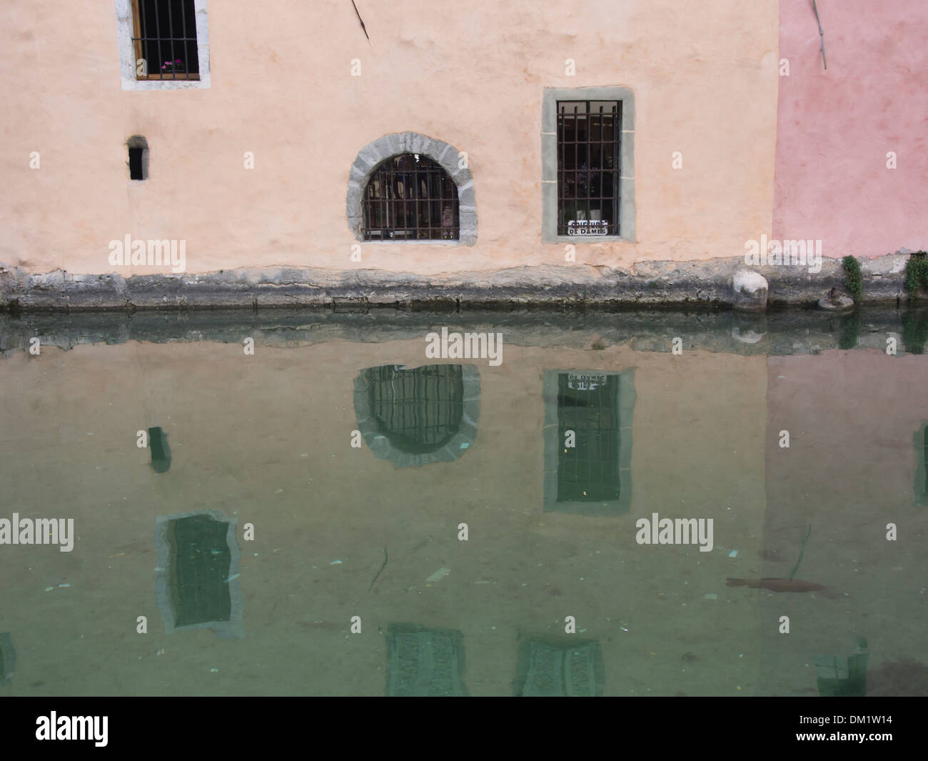 I dettagli di vecchie case tradizionali in colori pastello e il canale / fiume nella vecchia Annecy Francia Foto Stock
