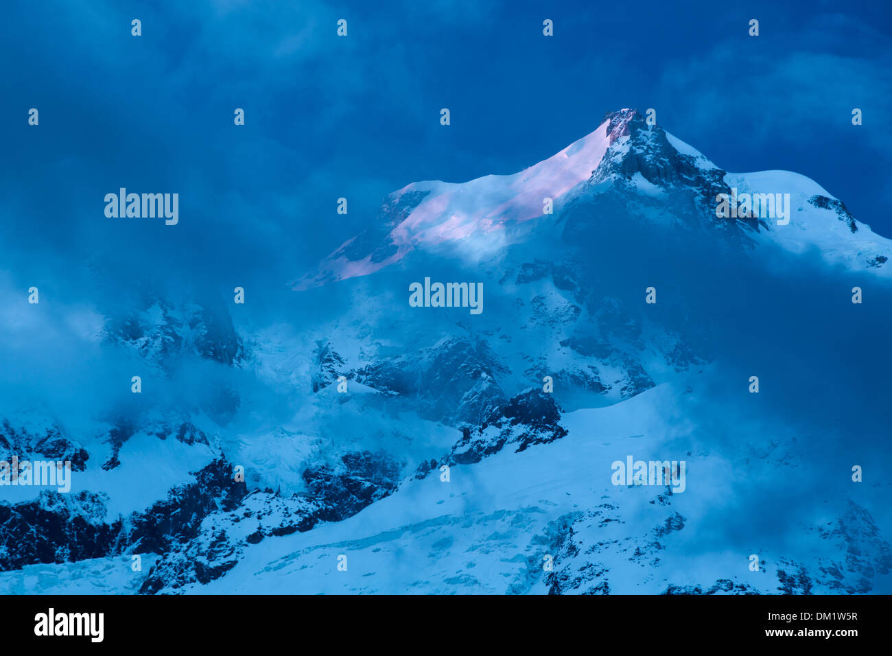 Mont Blanc che appare attraverso le nuvole, les Alpi, Alta Savoia, Francia Foto Stock