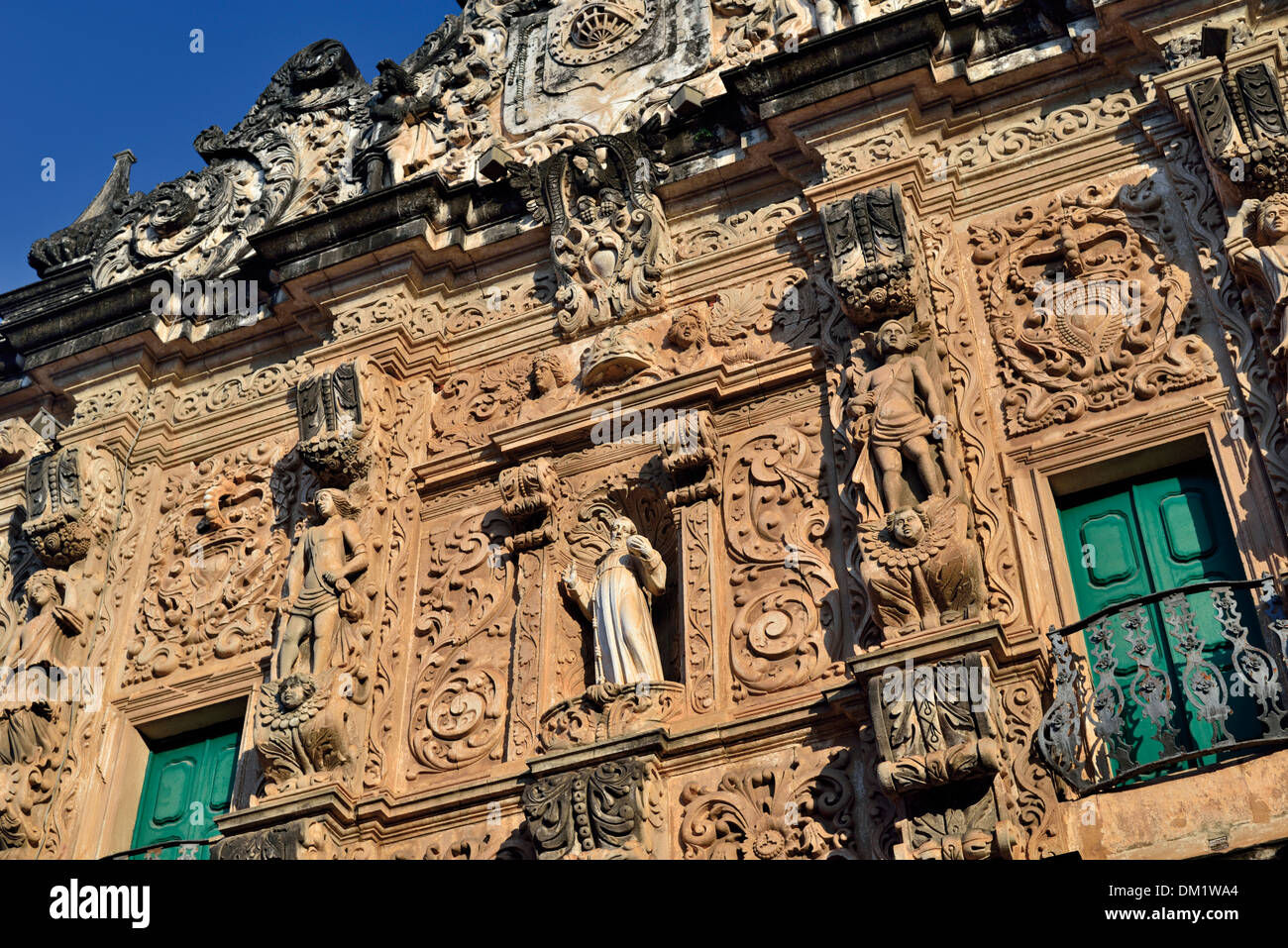 Il Brasile, Bahia: facciata del XVI secolo la chiesa Igreja da Ordem Terceira de Sao Francisco in Salvador da Bahia Foto Stock