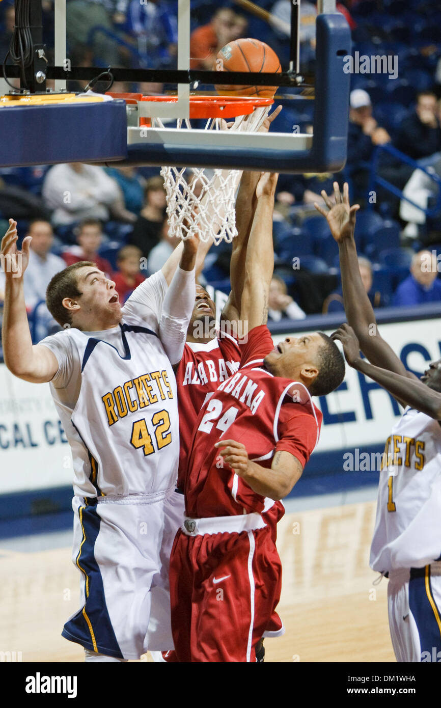 Toledo è la Giordania Dressler (42) e Alabama's Chris Hines (44) e Charvez Davis (24) battaglia per un rimbalzo durante la seconda metà di azione di gioco. Alabama sconfitto Toledo 67-50 a Savage Arena a Toledo, Ohio. (Credito Immagine: © Scott Grau/Southcreek globale/ZUMApress.com) Foto Stock