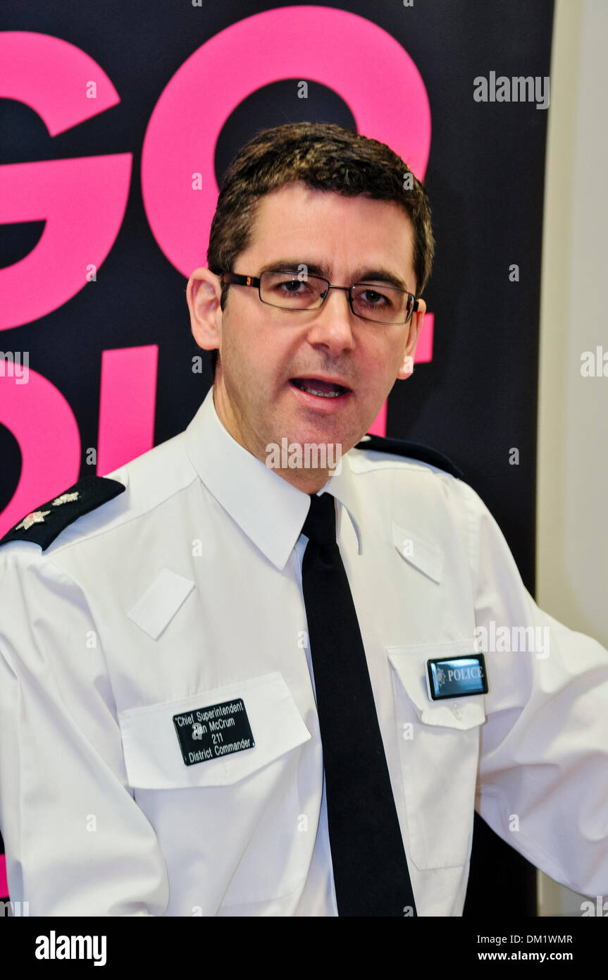 Belfast, Irlanda del Nord. 10 dic 2013 - Sovrintendente Capo Alan McCrum informa il pubblico dell'PSNI Natale campagna sicurezza Credito: Stephen Barnes/Alamy Live News Foto Stock