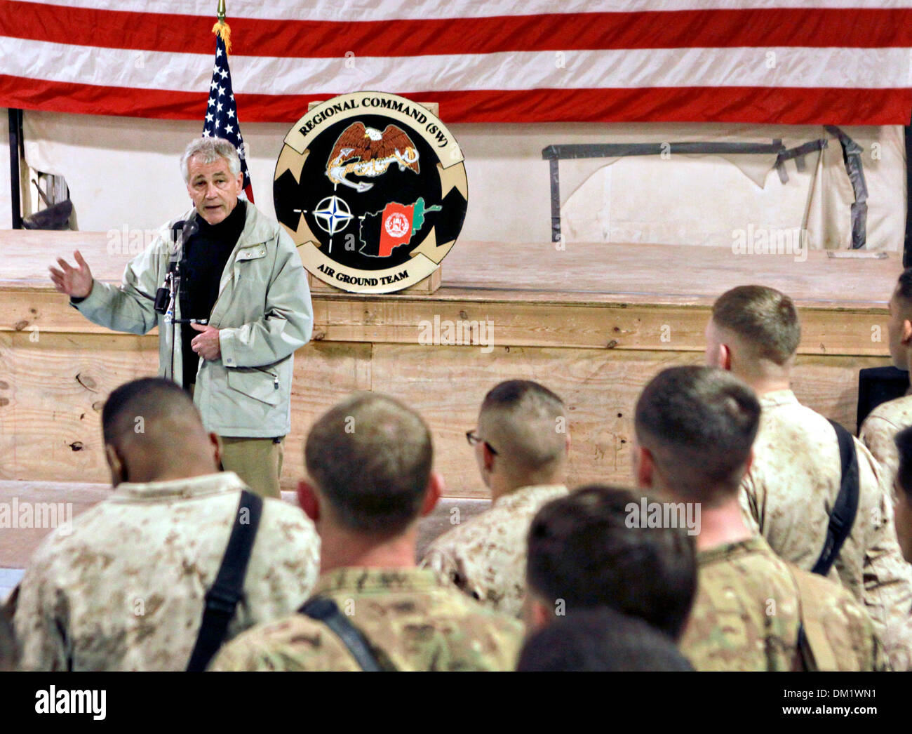 Il Segretario alla difesa degli Stati Uniti Chuck Hagel parla ai membri di servizio con Comando regionale sud-ovest durante una visita a Camp Leatherneck Dicembre 8, 2013 in Laskar Gah, Afghanistan. Foto Stock