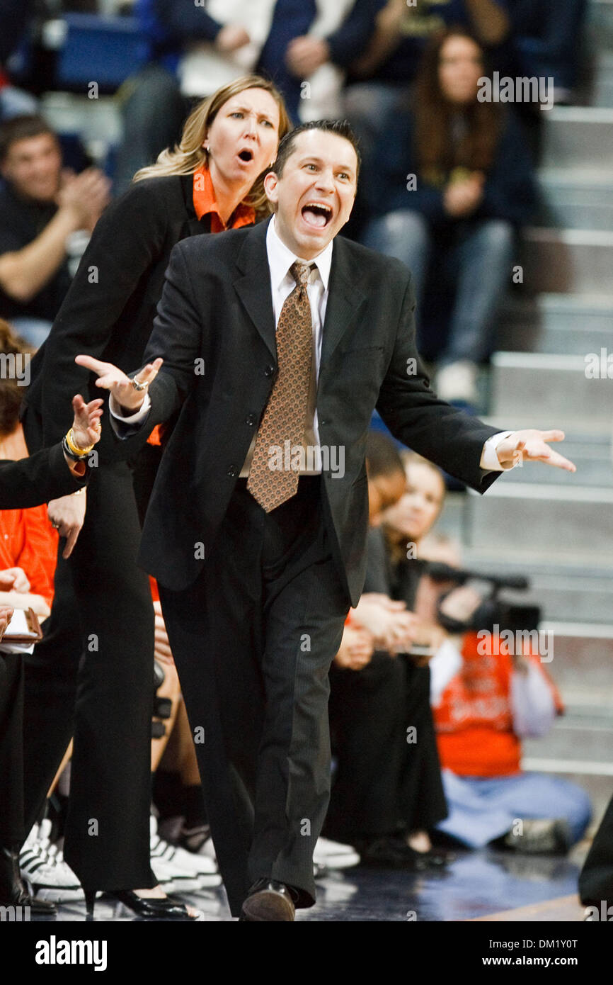 Bowling Green head coach Curt Miller esprime il suo parere circa un funzionario della chiamata durante l'azione del gioco. Toledo sconfitto Bowling Green 66-63 a Savage Arena a Toledo, Ohio. (Credito Immagine: © Scott Grau/Southcreek globale/ZUMApress.com) Foto Stock