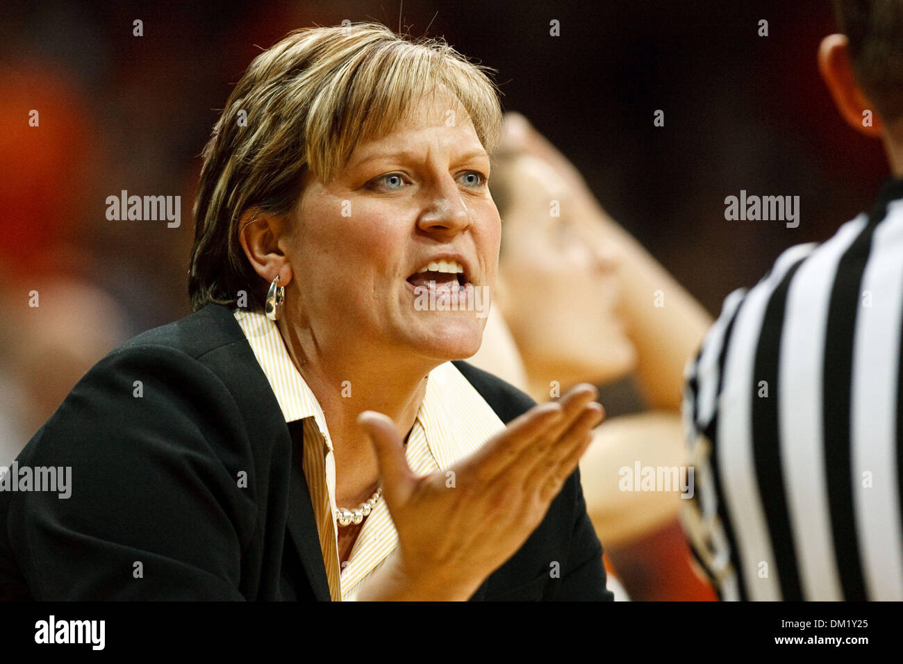 Toledo head coach Tricia Cullop domande un funzionario della chiamata durante l'azione del gioco. Toledo sconfitto Bowling Green 66-63 a Savage Arena a Toledo, Ohio. (Credito Immagine: © Scott Grau/Southcreek globale/ZUMApress.com) Foto Stock