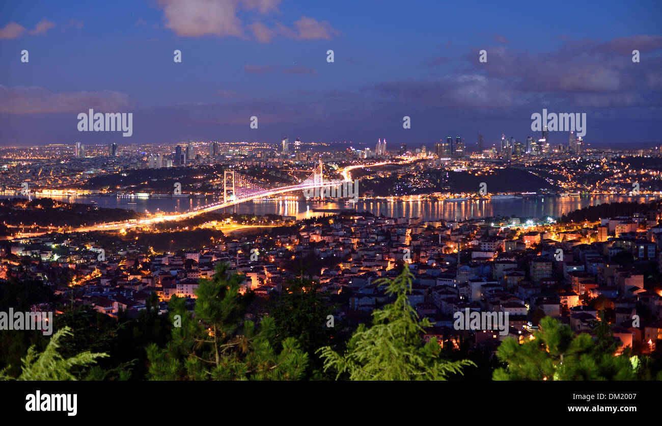 Ponte sul Bosforo alla notte, Istanbul Turchia Foto Stock