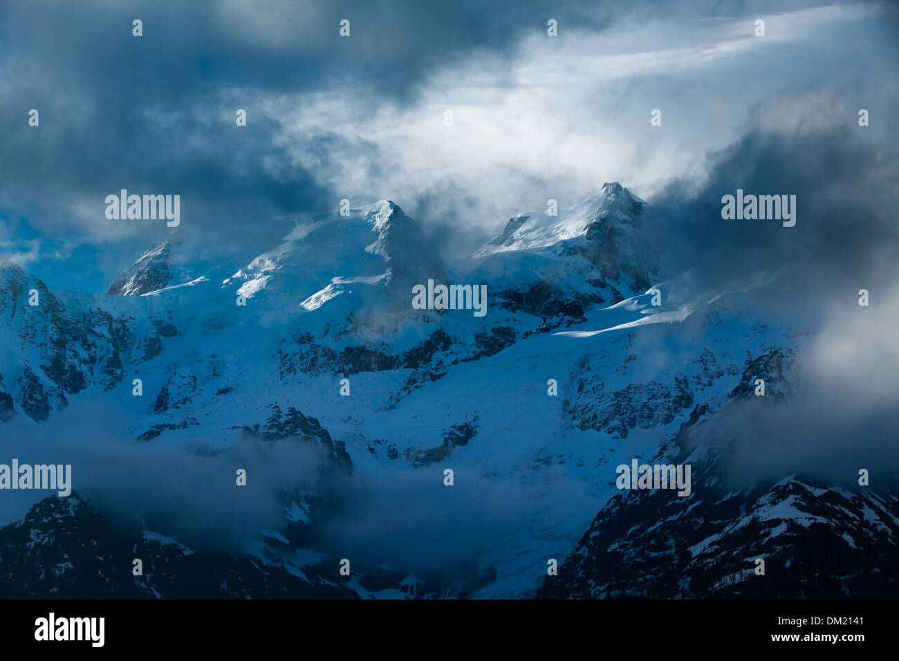 Mont Blanc che appare attraverso le nuvole, les Alpi, Alta Savoia, Francia Foto Stock