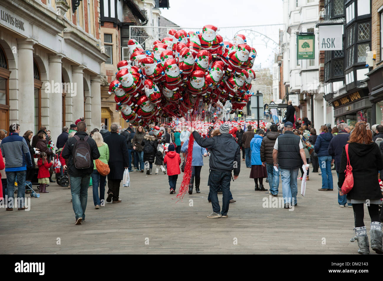 Babbo Natale forma palloncini flottante in vendita a Winchester High Street Hampshire REGNO UNITO Foto Stock