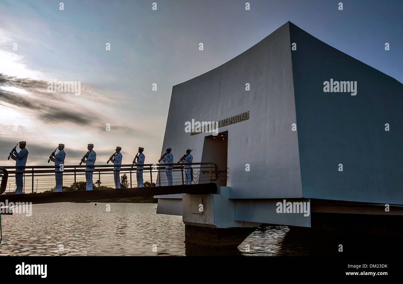 US Navy guardia d'onore guardia cerimoniale eseguire in onore di Pearl Harbour superstiti dell'attacco a Pearl Harbor durante la 72anniversario commemorazione Dicembre 7, 2013 a Honolulu, Hawaii. Foto Stock