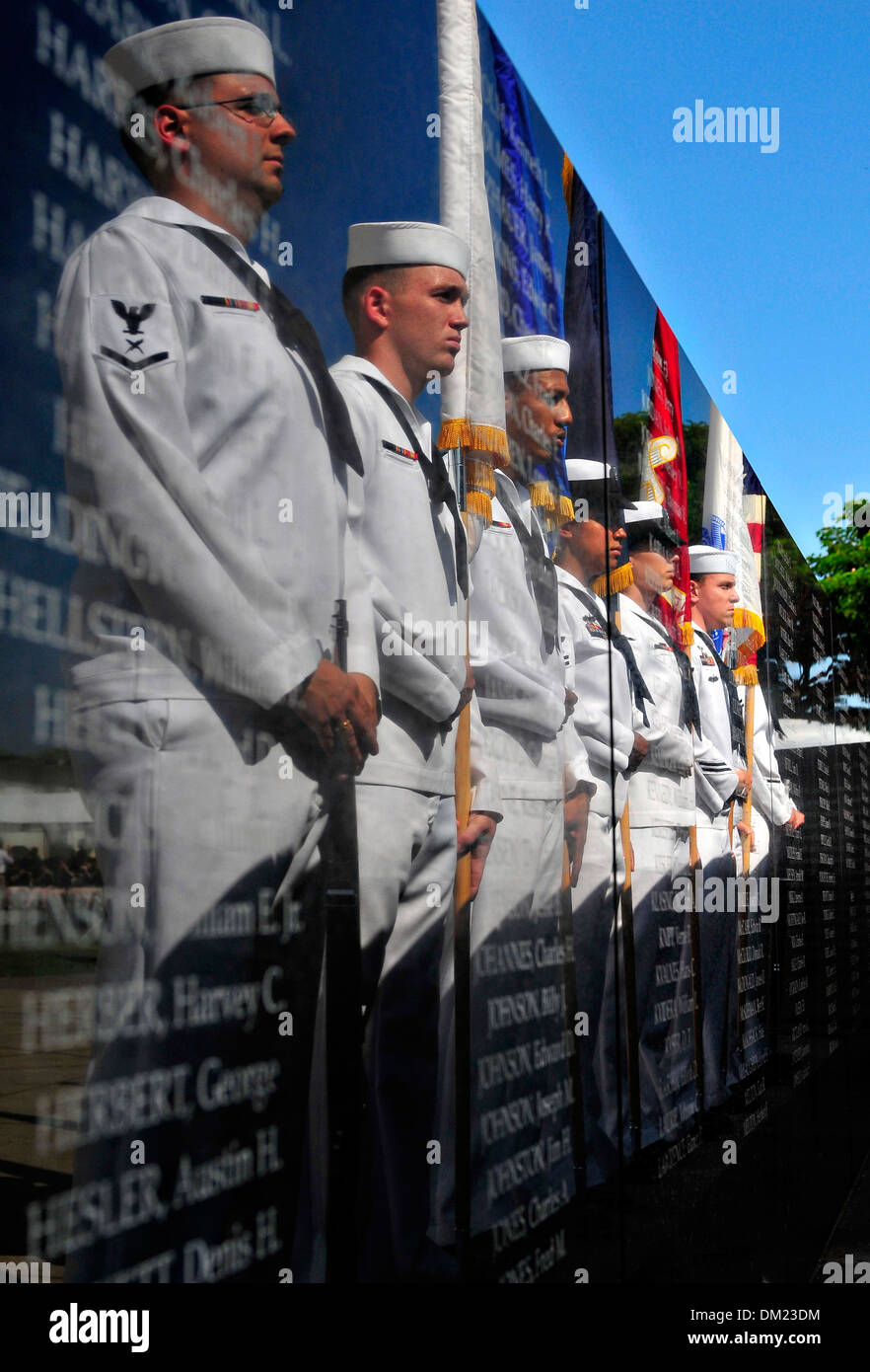 US Navy guardia d'onore si riflettono sul memorial pilastri per i membri del servizio che hanno perso la vita nell'attacco a Pearl Harbor durante la 72anniversario commemorazione Dicembre 7, 2013 a Honolulu, Hawaii. Foto Stock