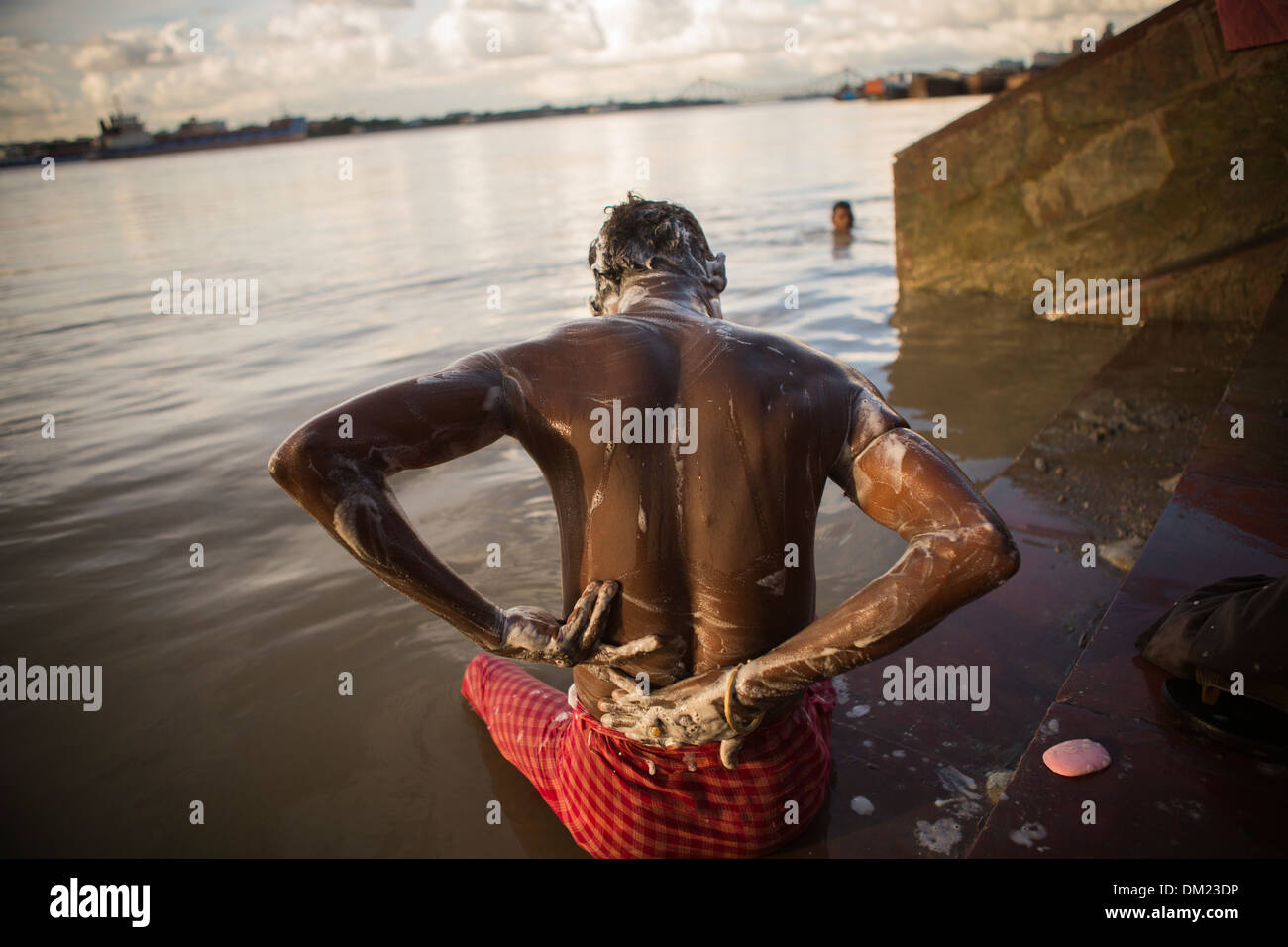 L'uomo la balneazione lungo il Fiume Hooghly - Calcutta (Kolkata), India. Foto Stock