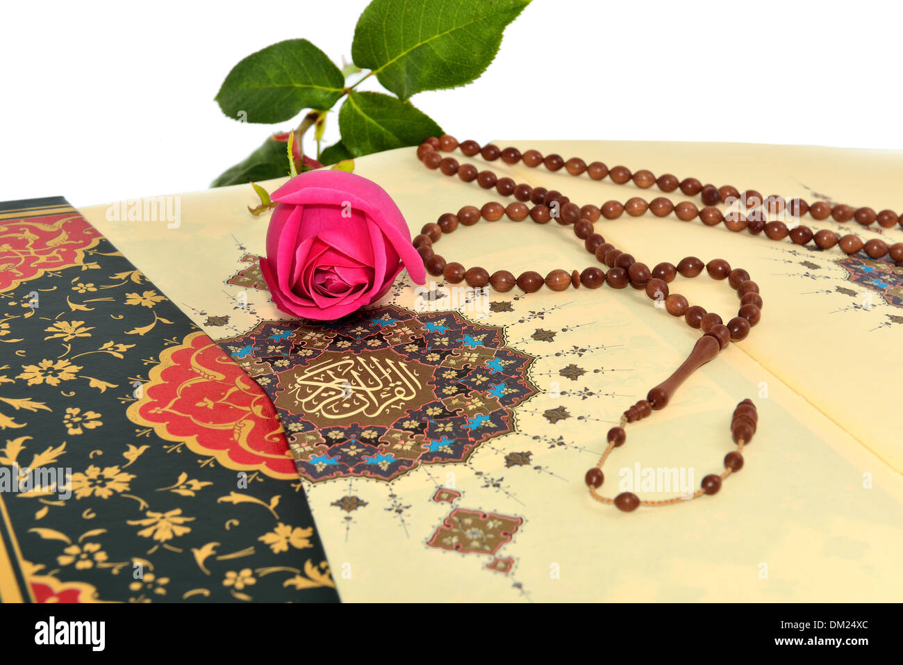 Rosario musulmano perle e rose sul Sacro Corano Foto Stock