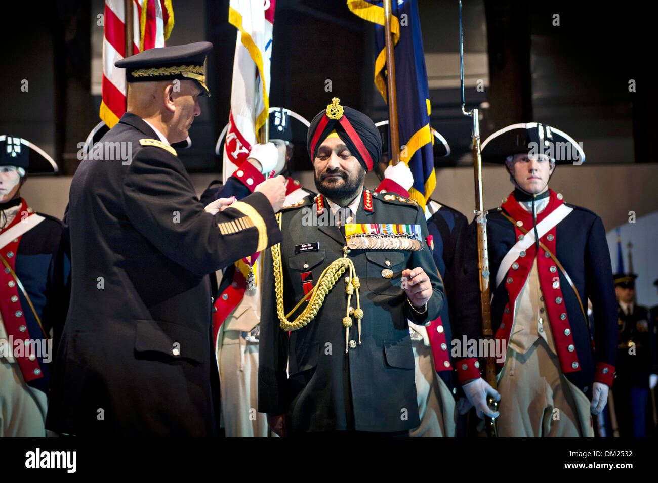 Noi generale dell esercito Raymond T. odierno, a sinistra presenta la legione di merito all esercito indiano generale Bikram Singh durante una cerimonia a base comune sala Myer-Henderson Dicembre 5, 2013 a Fort Myer, VA. Singh è stato onorato per aiutare il treno le forze di sicurezza nazionali afgane. Foto Stock