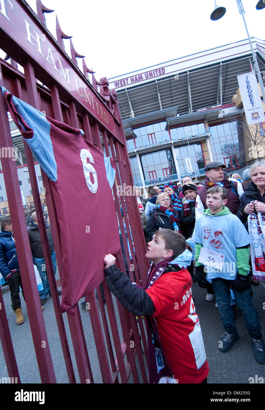 Jonjo Heuerman al di fuori del West Ham United Football Ground momenti dopo aver completato un giorno sei sponsorizzato a piedi. Itinerario 66 Foto Stock