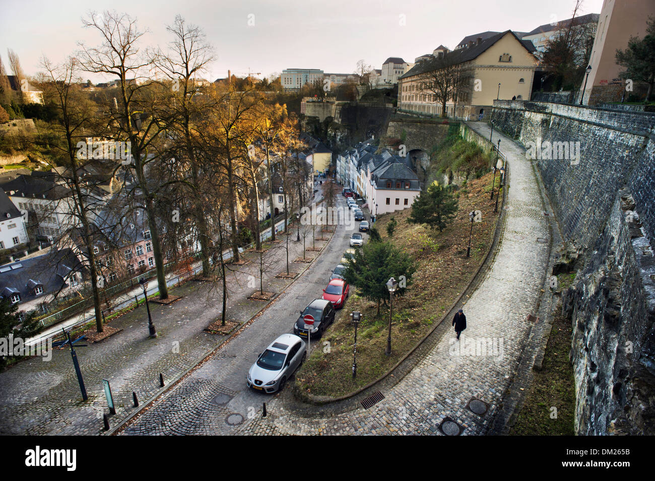 Fiume Alzette e il Grund quartiere della città di Lussemburgo, con le vecchie fortificazioni (destra) Foto Stock