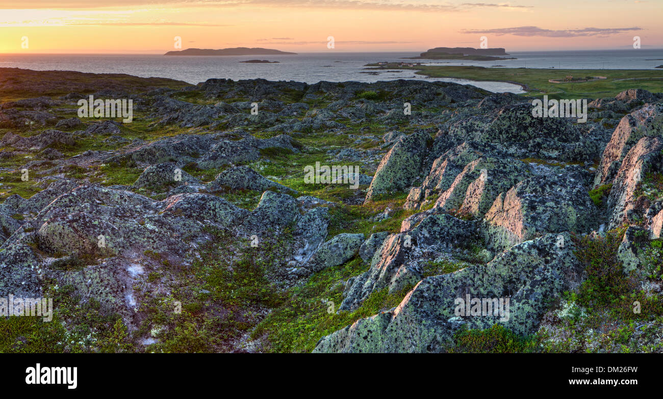 Tramonto panoramico da una collina rocciosa in corrispondenza di un insediamento vichingo presso l'Anse Aux Meadows National Historic Site nella parte settentrionale di Terranova Foto Stock