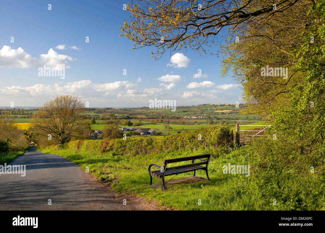 Sulla Corsia a Blockley guardando verso ampia Campden, Cotswolds, Gloucestershire, Inghilterra. Foto Stock