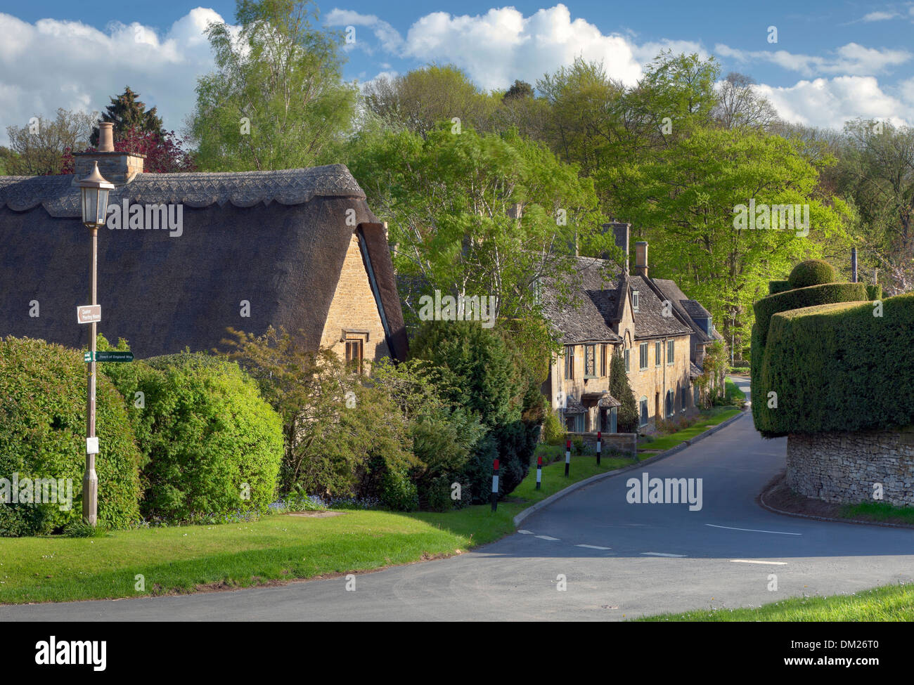Cottage con il tetto di paglia nel villaggio Costwold di ampia Campden, Gloucestershire, Inghilterra. Foto Stock