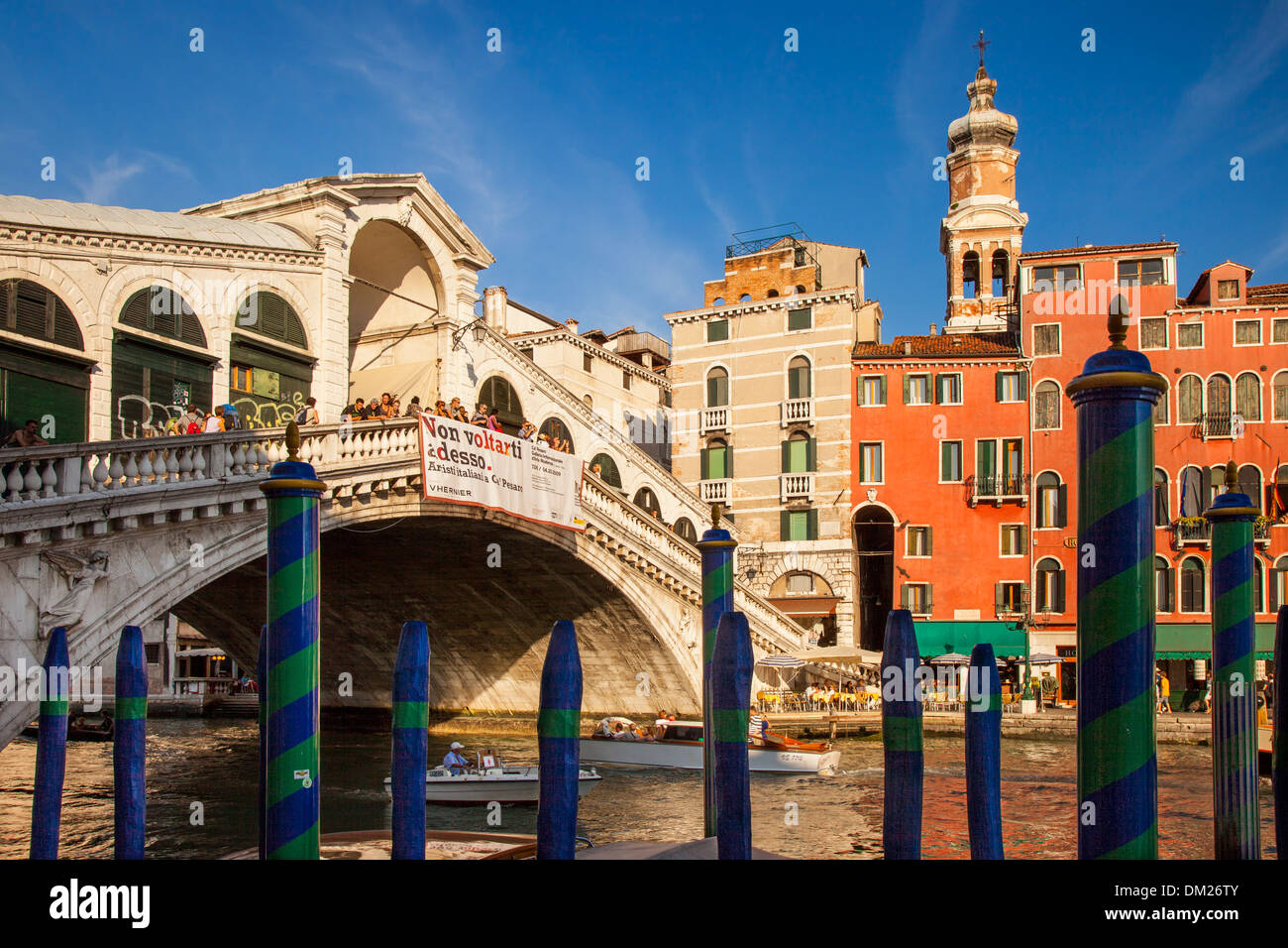 Ponte di Rialto lungo il Canal Grande di Venezia, Italia Foto Stock