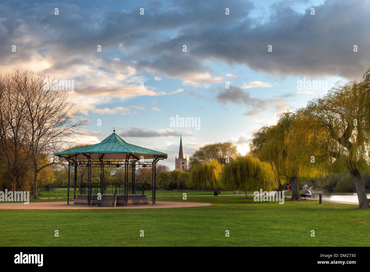 Bandstand e chiesa a Stratford upon Avon, Warwickshire, Inghilterra. Foto Stock