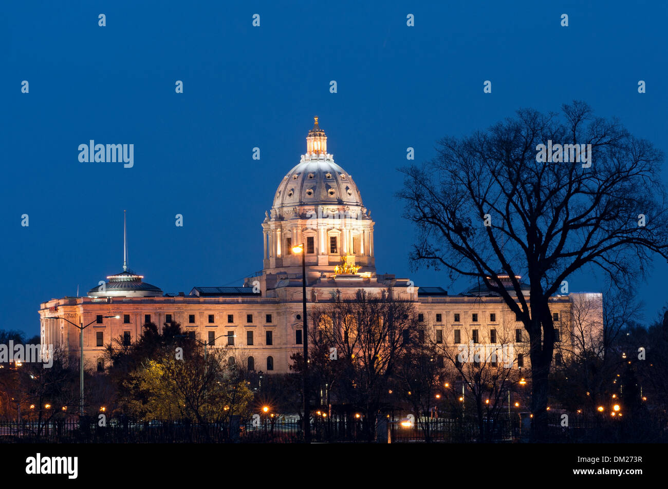 Minnesota State Capitol esterno del Beaux Arts architettura stile illuminata di notte Foto Stock