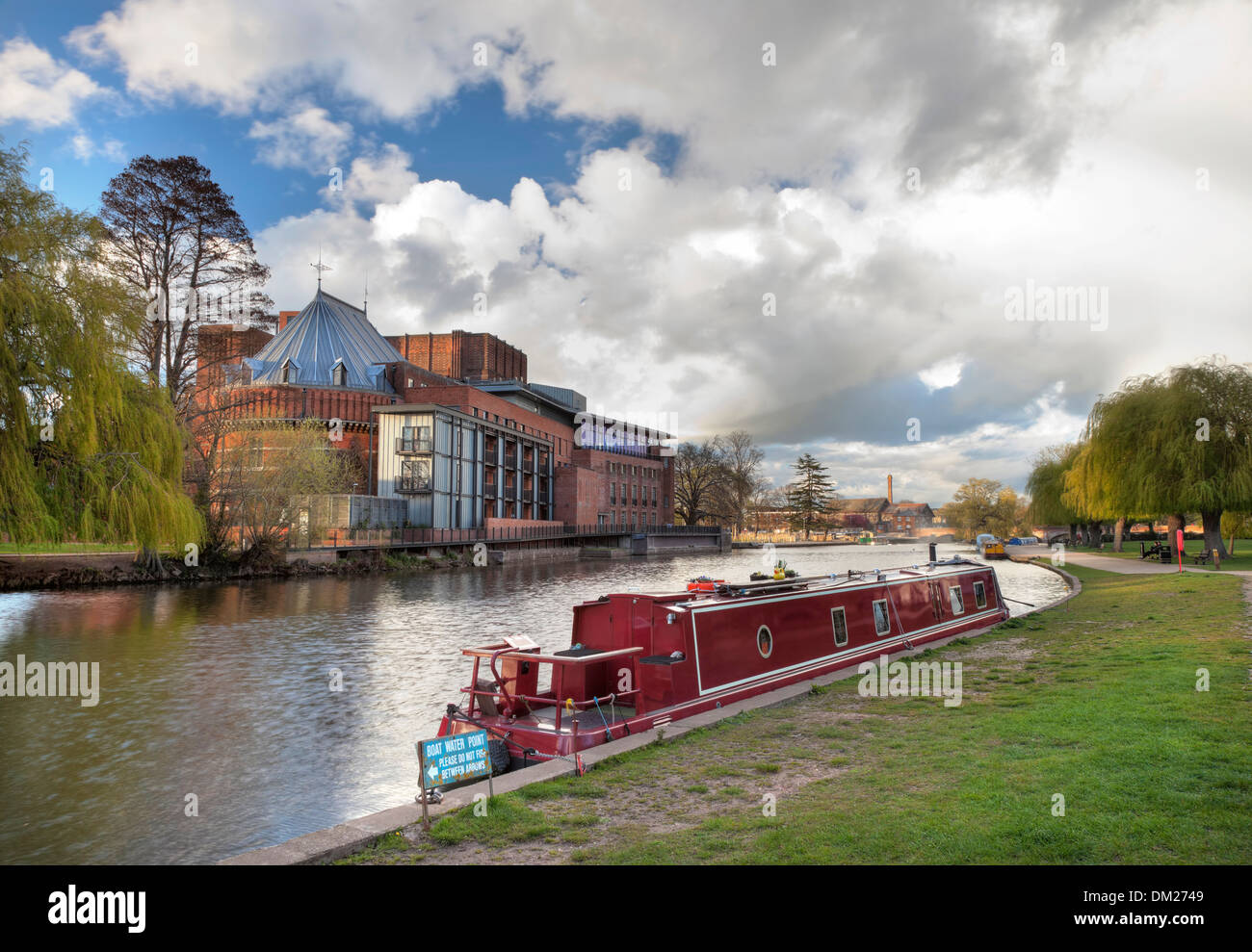 Narrowboat ormeggiato sul fiume Avon dalla Royal Shakespeare Company Theatre, Stratford upon Avon, Warwickshire, Inghilterra. Foto Stock