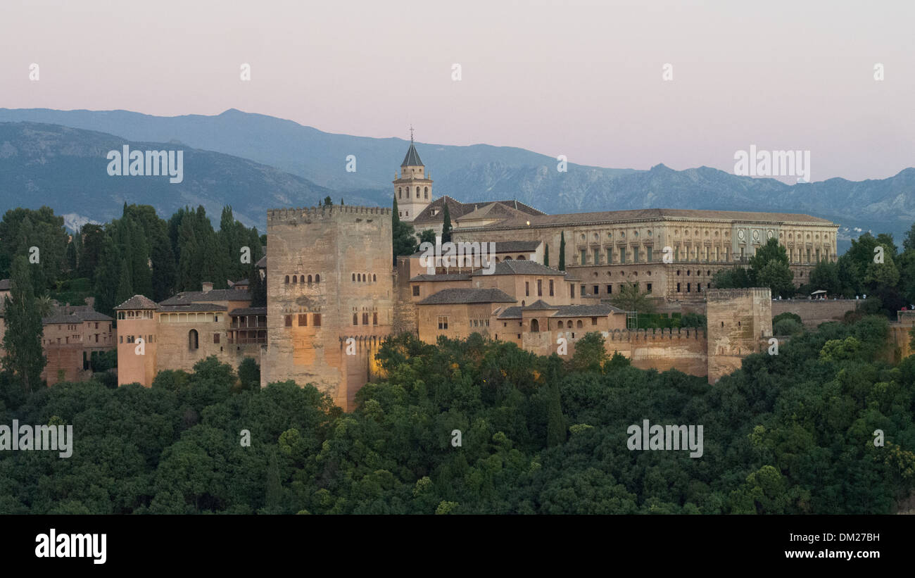 L'Alhambra come si vede dal Mirador de San Nicolas nell'Albaicin (il vecchio quartiere moresco) aka Albayzin, Granada, Andalusia Foto Stock