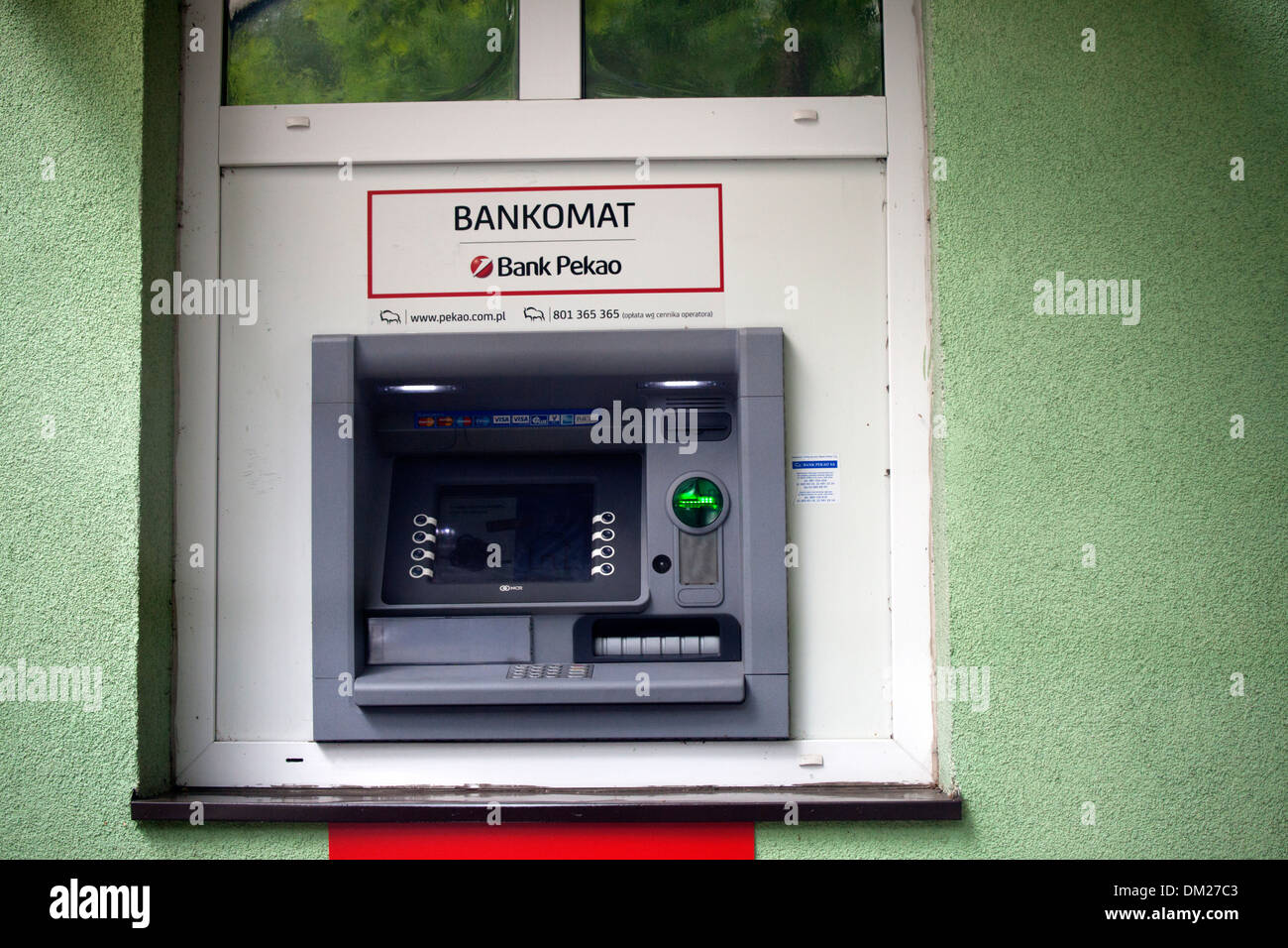 Bankomat ATM automatic teller machine. Utilizzare carta di credito per ricevere Zloty polacco moneta. Spala Polonia centrale Foto Stock