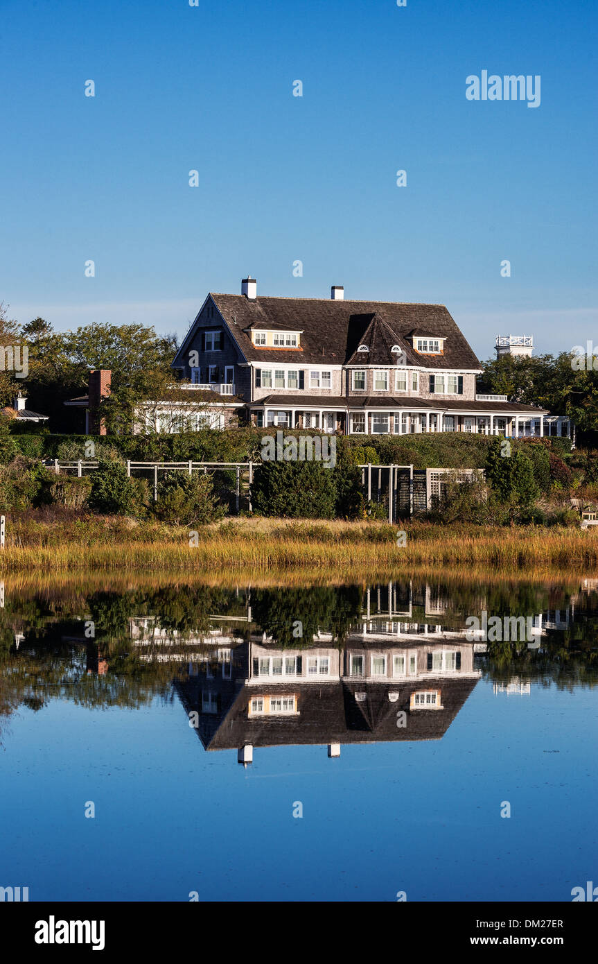 Grande casa sulla Edgartown harbor waterfront, Martha's Vineyard, Massachusetts, STATI UNITI D'AMERICA Foto Stock