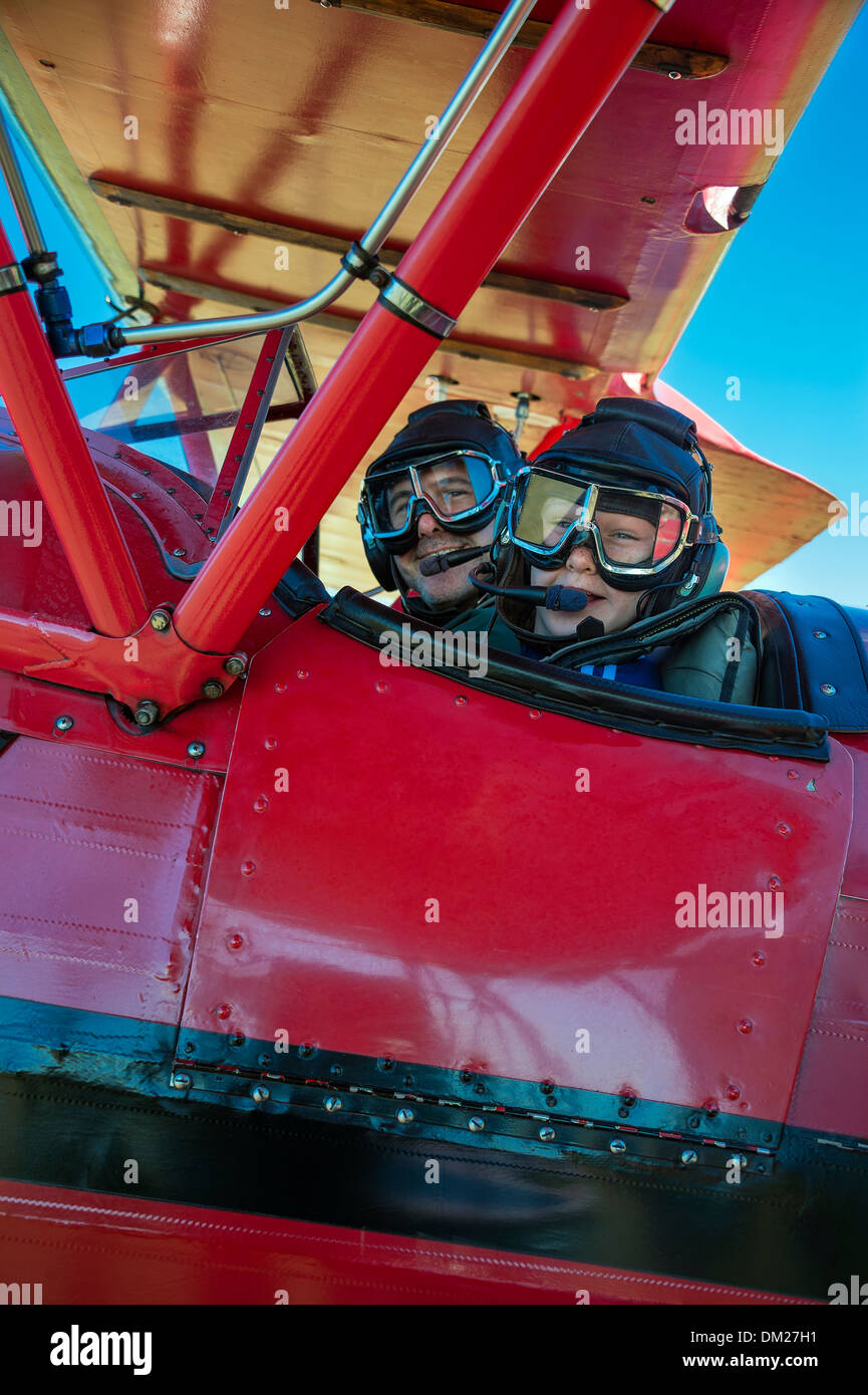 Padre e figlia pronto per un piano exhilerating ride a Katama Airfield, Martha's Vineyard, Massachusetts, STATI UNITI D'AMERICA Foto Stock