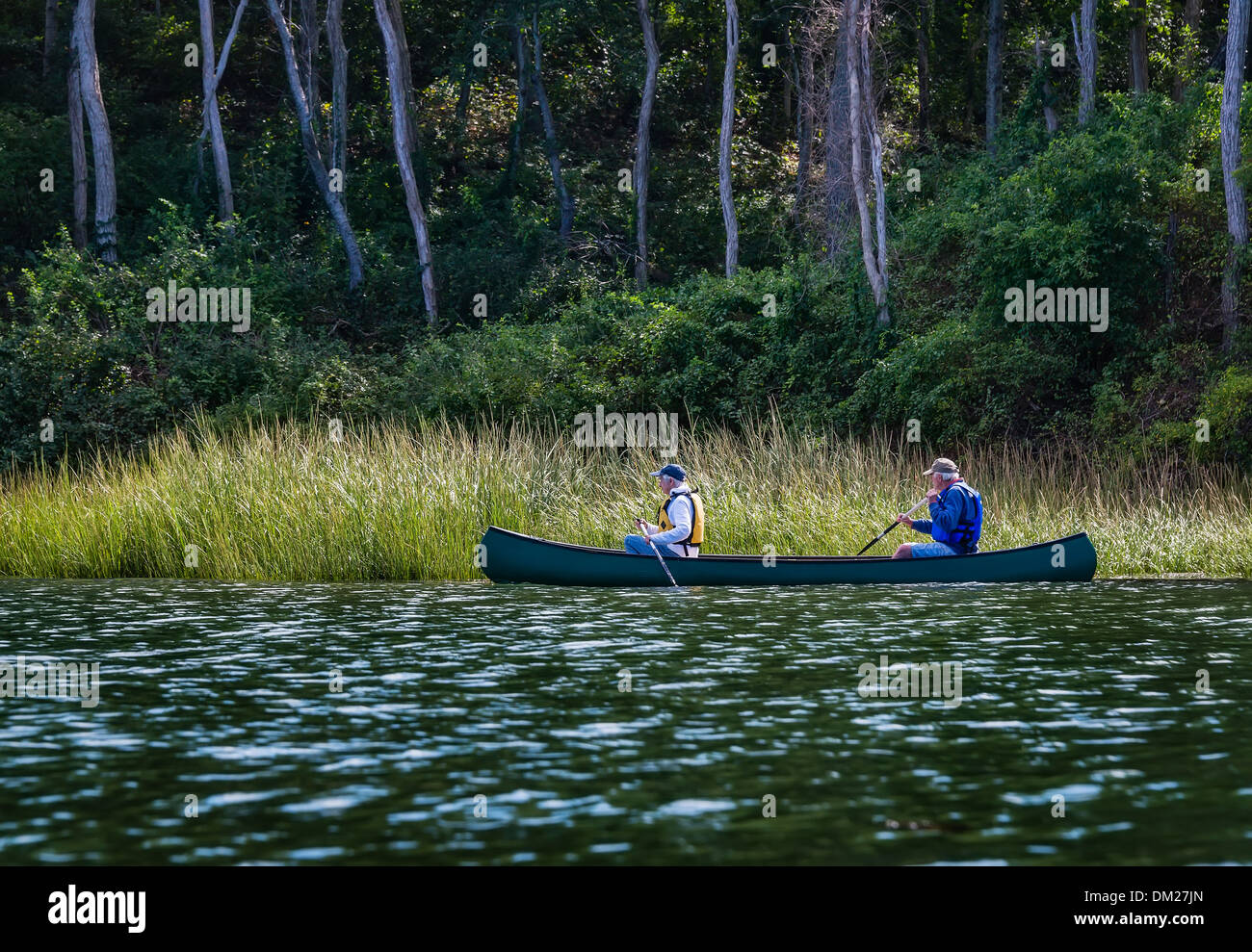 Coppia senior godere la vista da una canoa, Cape Cod, Massachusetts, STATI UNITI D'AMERICA Foto Stock