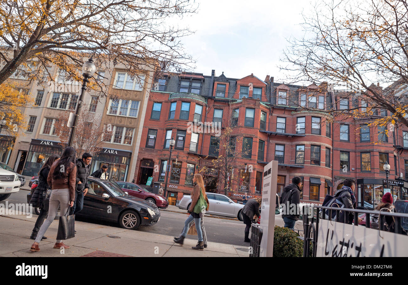 Newbury Street in dall'area Back Bay di Boston è una vibrante area dello shopping e la gente guarda la posizione. Foto Stock