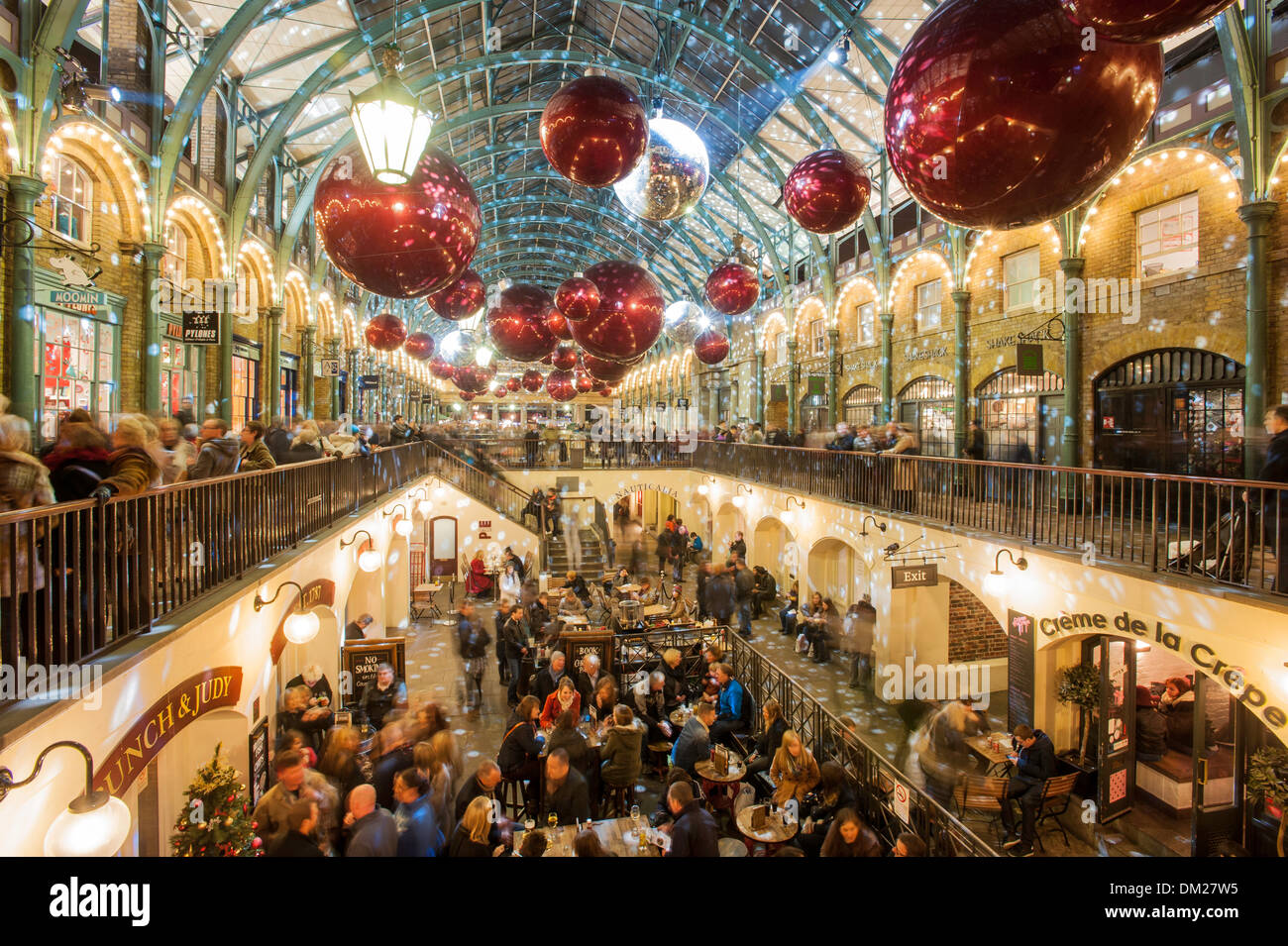 Il Covent Garden durante la notte prima di Natale, London, Regno Unito Foto Stock