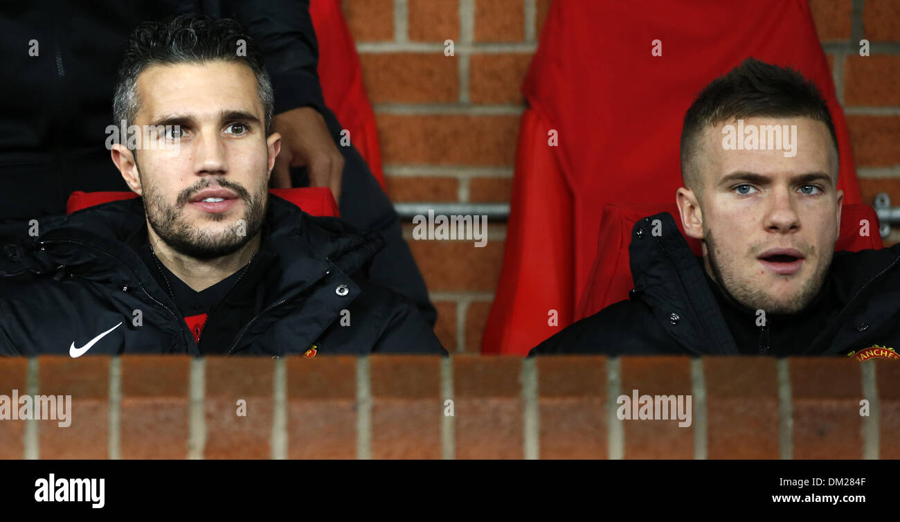 Manchester, Regno Unito. Decimo Dec, 2013. Robin van Persie (R) e Tom Cleverley del Manchester United guardare sul banco davanti alla UEFA Champions League Gruppo un match tra Manchester United e Shakhtar Donetsk a Old Trafford Stadium di Manchester, Gran Bretagna a Dic. 10, 2013. Il Manchester United ha vinto 1-0. Credito: Wang Lili/Xinhua/Alamy Live News Foto Stock